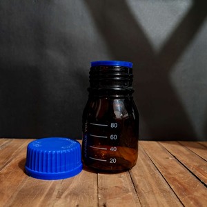 بطری درب پیچدار آبی مدرج تیره