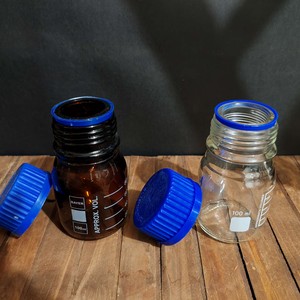 بطری درب پیچدار آبی مدرج تیره و روشن