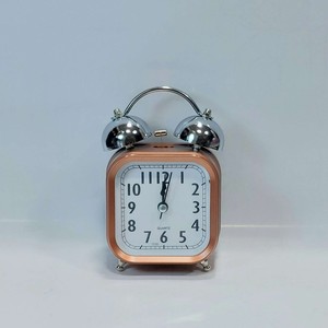 ساعت رومیزی فرم مربع جنس بدنه پلاستیک برند (QUARTZ)