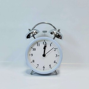 ساعت متوسط رومیزی زنگ دار