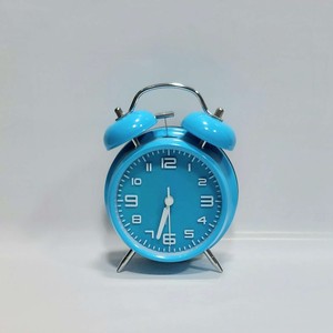 ساعت متوسط رومیزی زنگ دار