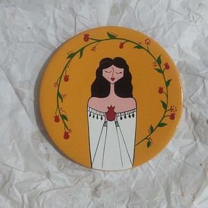 دیوارکوب سفالی قطر 15 سانت دختر انار به دست (مناسبت یلدا)