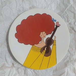 دیوارکوب سفالی قطر 20سانت دختر مو فرفری (تولد.روز دختر .روز دانشجو)