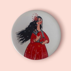 دیوار کوب سفالی (دختر ایرانی اصیل سبد انار داره)شب یلدا با  کیفیت قابل شست وشو صاص .صیقلی (15سانتی متر)(ارسال فوری به کل کشور)