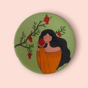 دیوارکوب سفالی ( دختر بامزه کنار درخت انار )شب یلدا  با کیفیت قابل  شست وشو  صاف صیقلی (15سانتی متر )(ارسال فوری به کل  کشور )