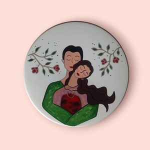 دیوار کوب سفالی (آغوش یار .عشق یار) شب یلدا با  کیفیت قابل شست وشو .صاف وصیقلی . (15سانتی متر ) .(ارسال فوری به کل کشور)