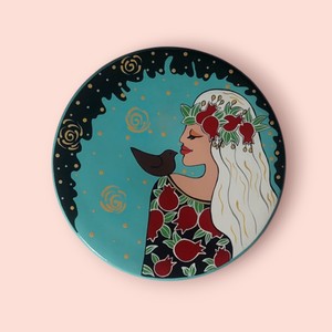 دیوارکوب سفالی  (دختر انار به دست حس خوبه یلدا) شب یلدا باکیفیت  .قابل شست وشو .صاف .صیقلی. (15سانتی متر) (ارسال به کل کشور)