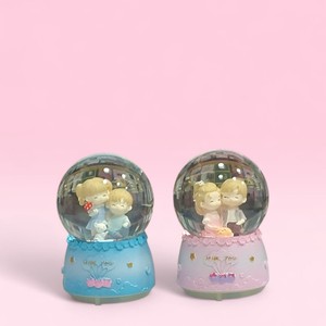 گوی موزیکال چراغ دار طرح (دختر وچسر فانتزی و کیوت عشق و مهمون کوچلوی پیشی )سایز متوسط باکیفیت  وارداتی درجه1 (ارسال فوری به کل کشور ) (تضمین کیفیت )