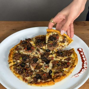 پیتزا سیر و استیک بزرگ